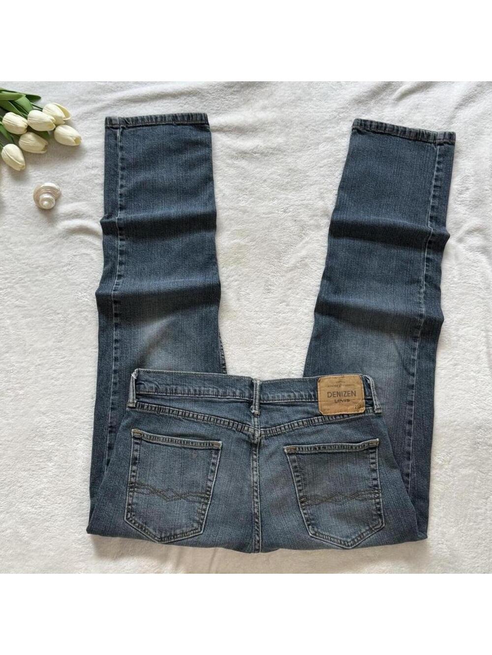 Levi’s straight leg denim jeans